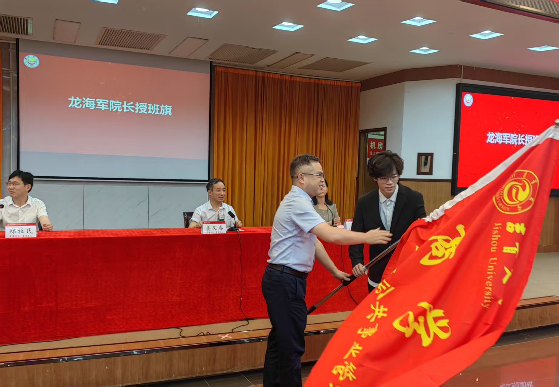 伟德victor1946经理龙海军授旗.jpg